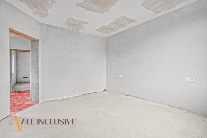 Szoba egy családi házban befejezetlen padlóval és mennyezettel.