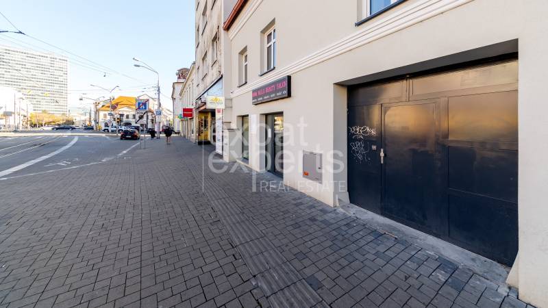 Pozsony - Óváros, Kereskedelmi utca üzletekkel és gyalogosokkal.