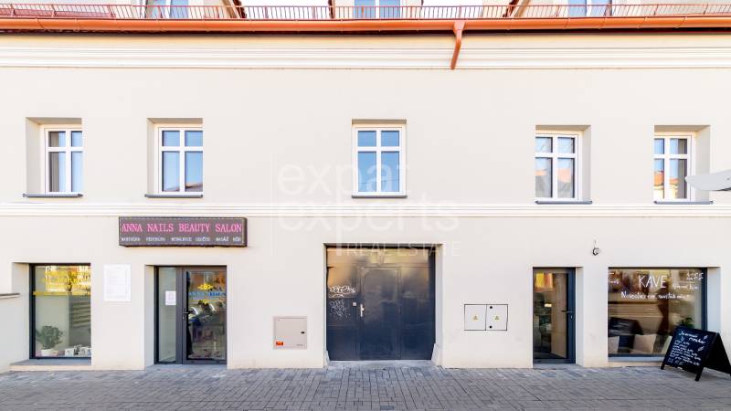 Épület üzlethelyiségekkel a Pozsony-Óváros Kereskedelmi utcáján.