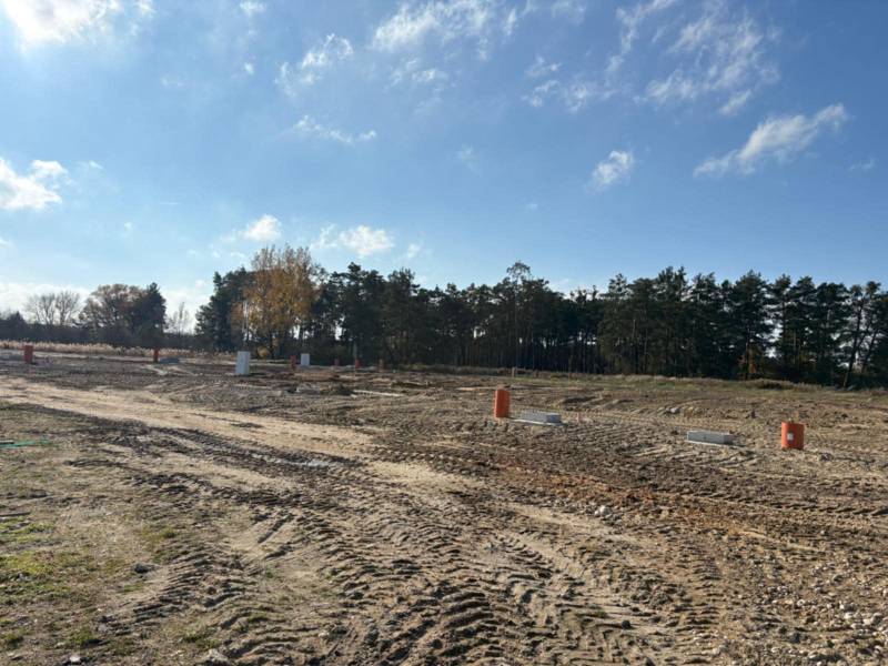 Lakóterületek a Pod Borovicou utcában, Studienkában, fákkal és kék éggel körülvéve.