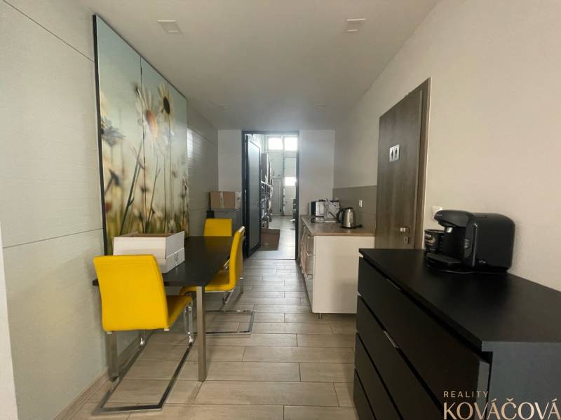 Ospravedlňujem sa, ale potrebujem vedieť, čo presne chcete preložiť do maďarčiny. Mohli by ste mi poskytnúť text, ktorý chcete preložiť?