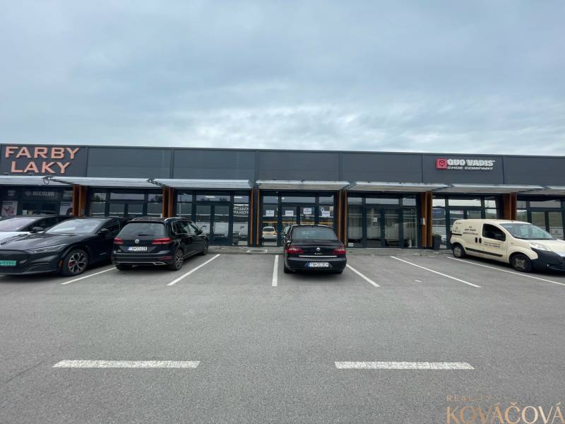 Kereskedelmi helyiségek a Brnianska utcán, Trencsénben, üzletek előtti parkolóval.