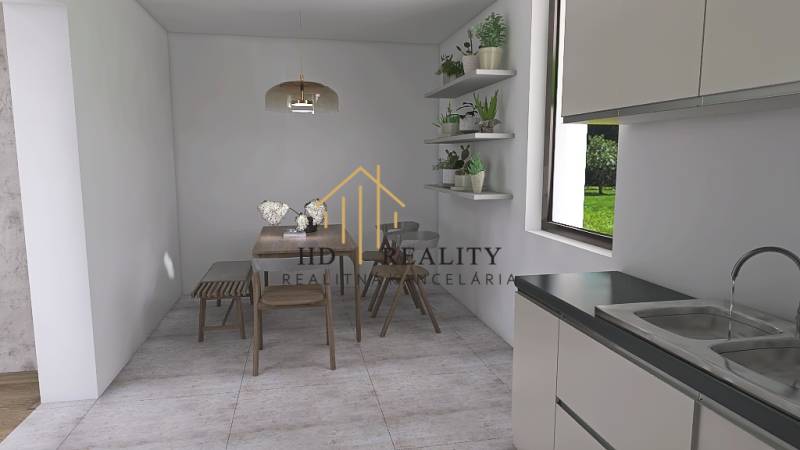 Ebédlő egy családi házban dekoratív polcokkal, ablakkal és étkezőasztallal.