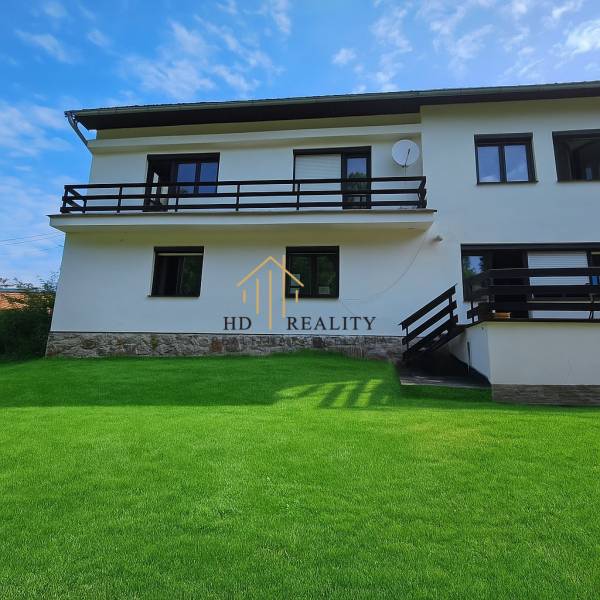 Családi ház a Hájik utcában Selmecbányán, szép kerttel és erkélyekkel.