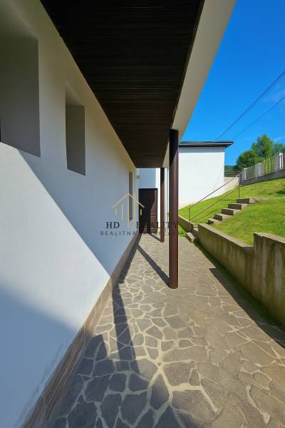 Sétány a családi házhoz Selmecbányán, Hájik, gyepes domboldallal szegélyezve.