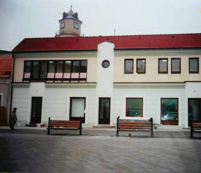 Üzlethelyiségek a trencséni Štúrovo téren, háttérben a toronnyal.