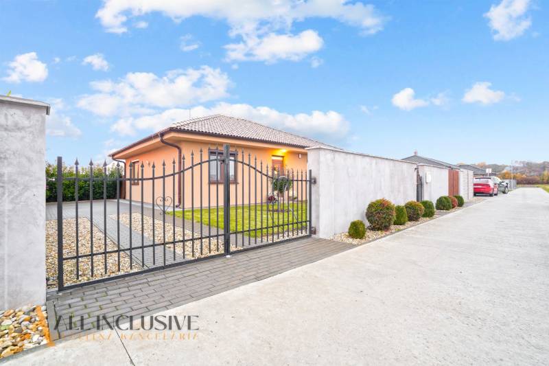 Családi ház Gabčíkovo-ban kovácsoltvas kapuval, rendezett kerttel és parkolóhellyel.