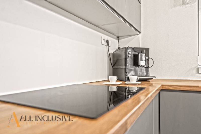 Konyha családi házban kávéfőzővel és főzőlappal fa dekorációval.