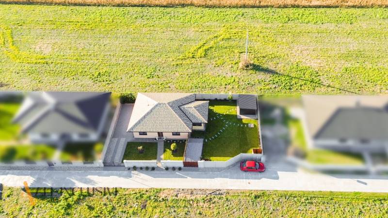 Családi ház Gabčíkovo-ban udvarral, garázzsal és rendezett kerttel.