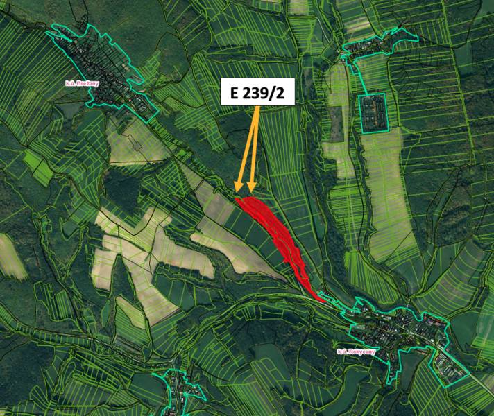 Légi felvétel a mezőgazdasági és erdőterületekről Rokycany környékén, a kijelölt parcellával.