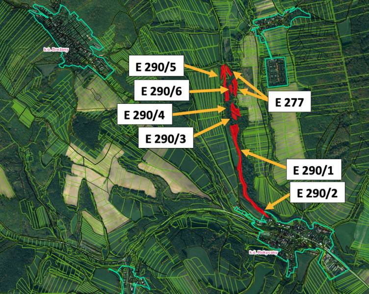 Mezőgazdasági és erdészeti területek ortofotótérképe a Rokycany körzetben, parcellákkal jelölve.