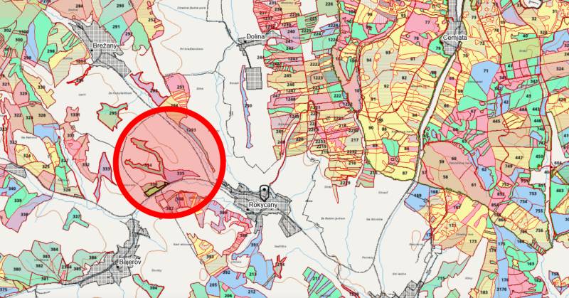 A kataszteri térkép a mezőgazdasági és erdészeti területek felosztását mutatja be Rokycany környékén.