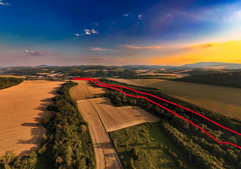 Mezőgazdasági és erdőterületek Rokycanyban naplementekor, látható piros vonallal.