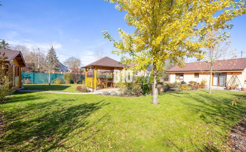 Családi ház Bílková Humence-ben, pavilonnal, gyepesített kerttel és őszi kerttel.