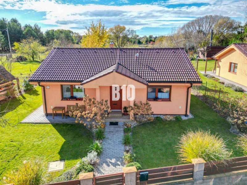 Családi ház Bílkove Humence-ben, rendezett kerttel és terrakotta homlokzattal.