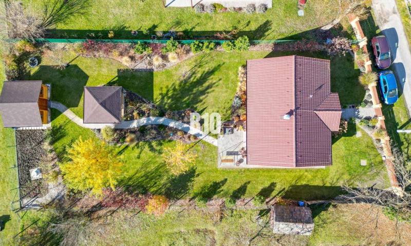 Családi ház Bílikové Humence-ben nagy kerttel és két autóval az udvarban.