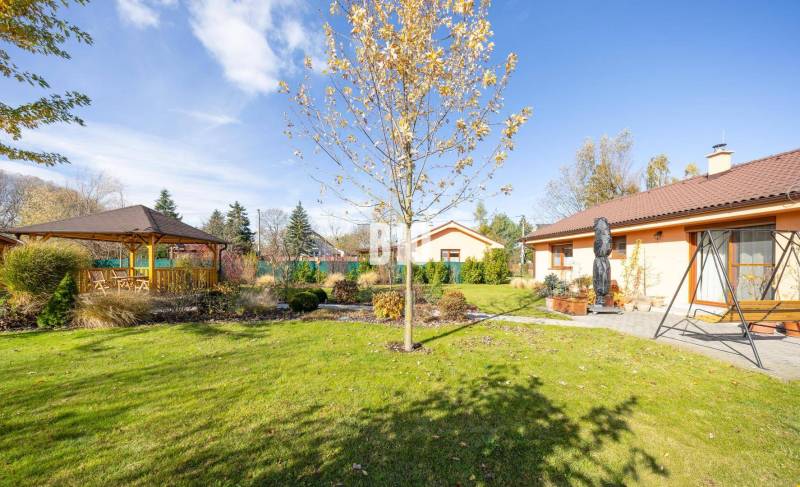 Kert pavilonnal a családi ház mellett Bílkova Humencében, zölddel körülvéve.