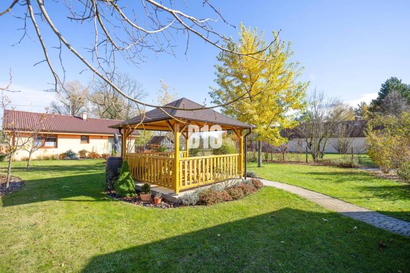 Családi ház kertje Bílkových Humencoch-ban, pavilonnal és gondozott gyepfelülettel.