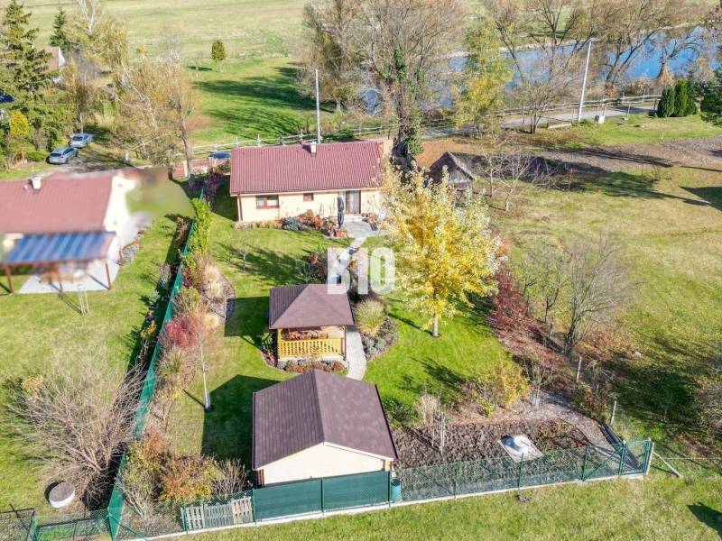 Családi ház Bílková Humence-ben nagy kerttel, pavilonnal és környező zöldterülettel.