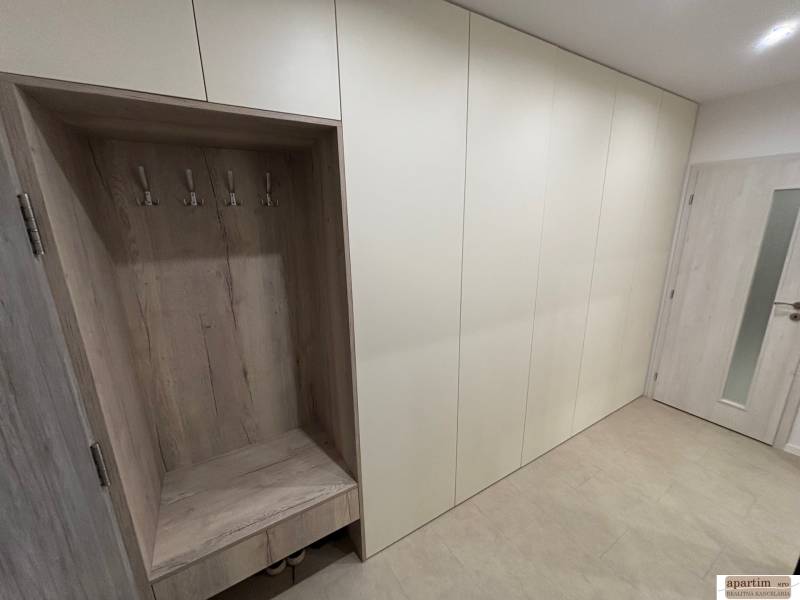 Beépített szekrény akasztókkal és polccal a kétszobás lakásban.