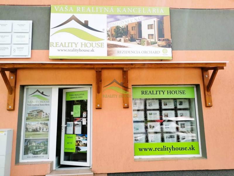 A Reality House ingatlaniroda épülete a Fő utcán, Felsőremetén.