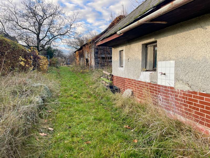 Családi ház a Fő utcában, Felsőremetén, kilátással a kertre és a faházra.