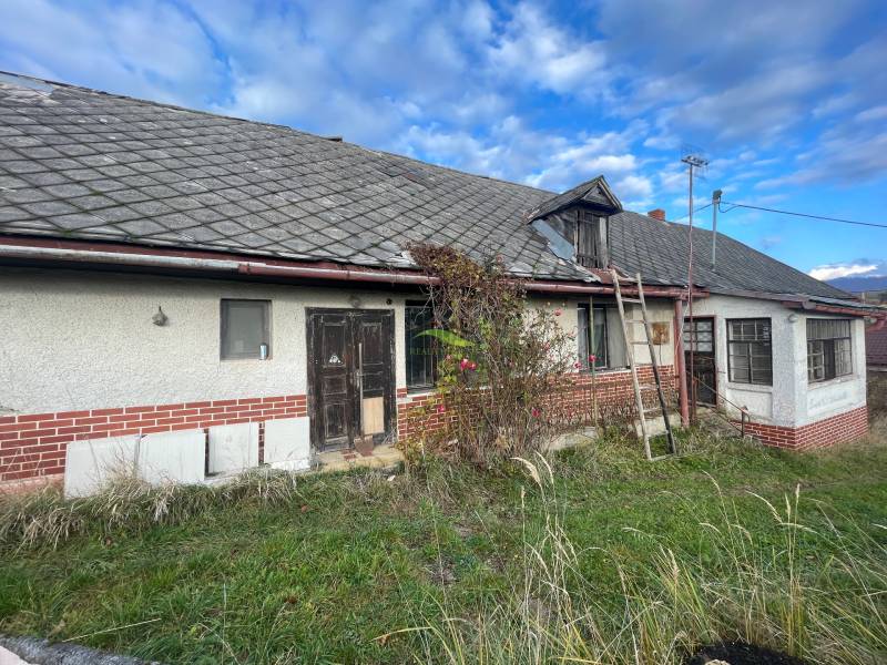 Családi ház a Fő utcán Felsőremetén, elhasználódott cseréptetővel.