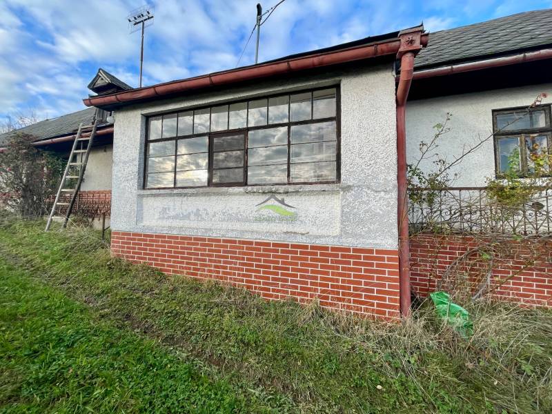 Családi ház a Fő utcában Felsőremetén, téglafallal és tágas ablakokkal.