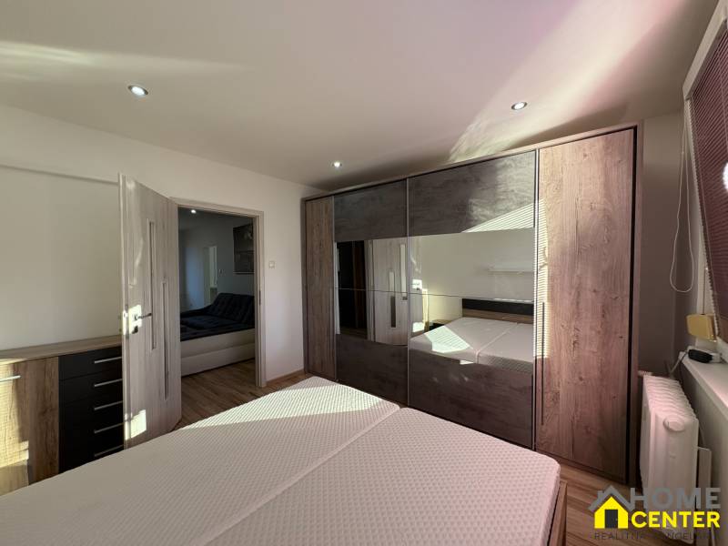 Hálószoba beépített szekrénnyel és áramló természetes fénnyel egy háromszobás lakásban.