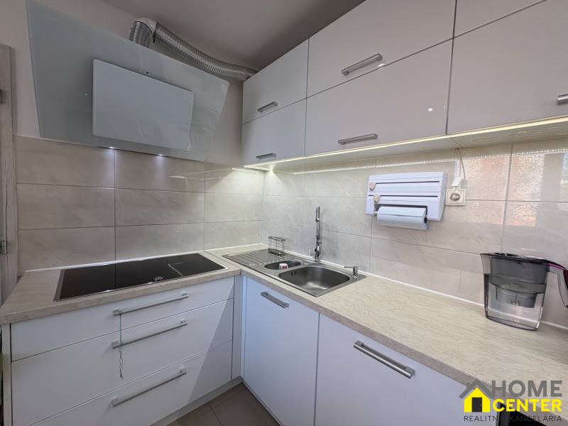 Beépített főzőlappal és mosogatóval ellátott konyha egy háromszobás lakásban.