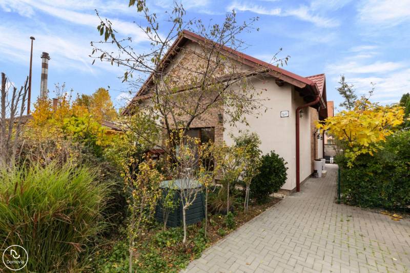 Családi ház a Košariská utcában, Rovinkában, bejárati úttal és növényzettel.