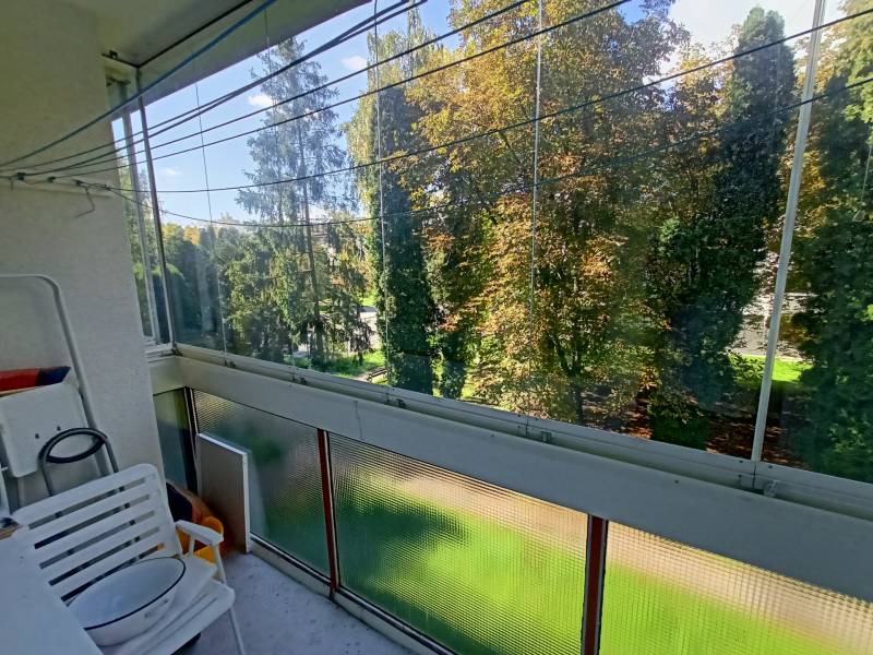 Erkély egy 2 szobás lakásban, kilátással a fákra Martin, Severná településen.