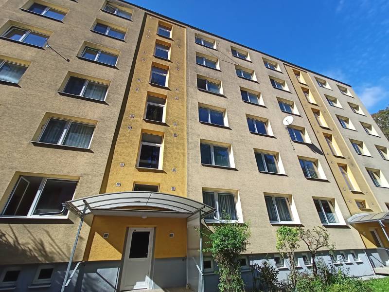 Többemeletes lakóház északi utcán, Martinban, bejárati előtetővel.