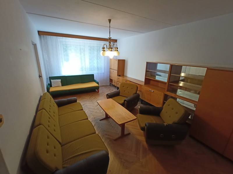 Nappali kanapékkal és bútorokkal, fa dekorációjú padlóval, 2 szobás lakás.