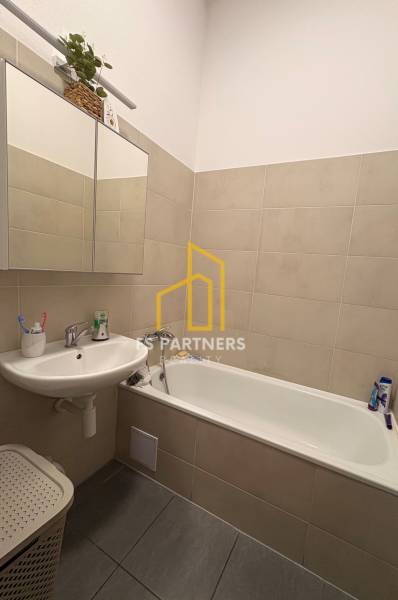 Fürdőszoba káddal és mosdóval, a kétszobás lakás része.