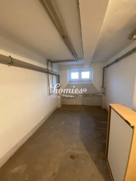 Nitra: Családi ház, pince kis ablakokkal és csövekkel a falak mentén.