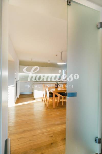 Konyha családi házban fa mintázatú padlóval és étkezőasztallal.