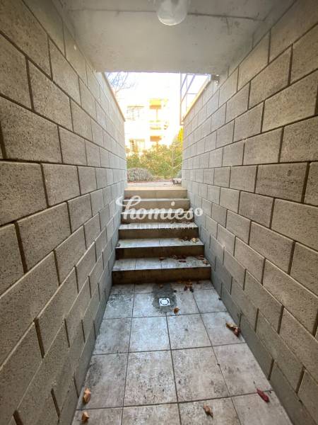 Családi ház pincebejárata Nyitrán kőfalakkal és lépcsőkkel.