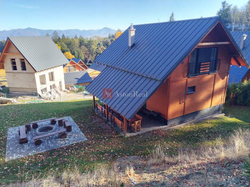 Ház Martonban, a Stráne negyedben, természet által körülvéve, kilátással a hegyekre és tűzrakóhellyel.