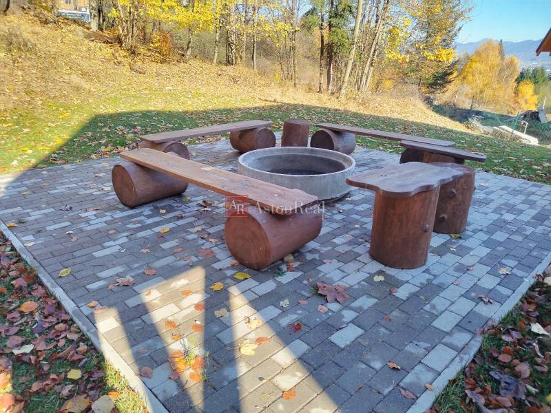 A Martine na Stráňach, egy kicsit a háztól, találsz egy szabadtéri tűzrakóhelyet fa padokkal.