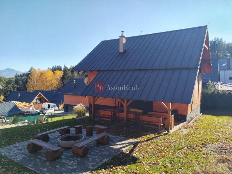 Ház a Stráne utcában, Martinban, ülőhellyel és tűzrakóhellyel, természet által körülvéve.