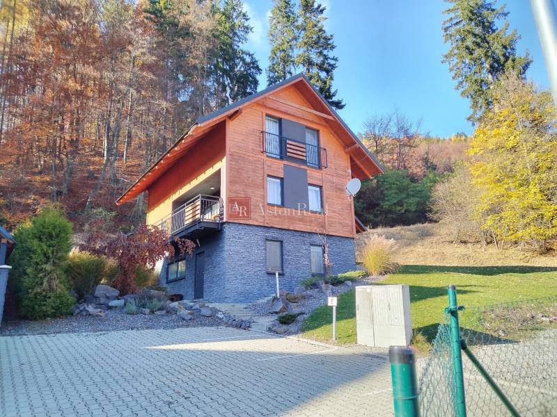 Ház a Stráňachban, Martinban, őszi erdővel és rendezett gyepfelülettel körülvéve.