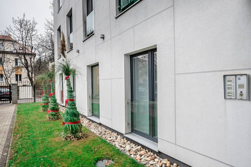 Az épület homlokzata a Pozsony-Újvárosban található Odborárska utcán, rendezett zöldterülettel.