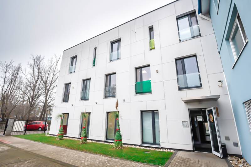 A pozsonyi Újvárosban, az Odborárska utcai irodák külseje zöld gyepes területtel.