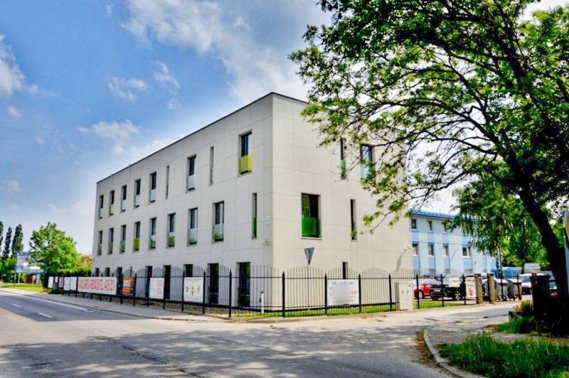 Irodaház a Pozsony-Újvárosban, az Odborárska utcában, zöldövezetben.