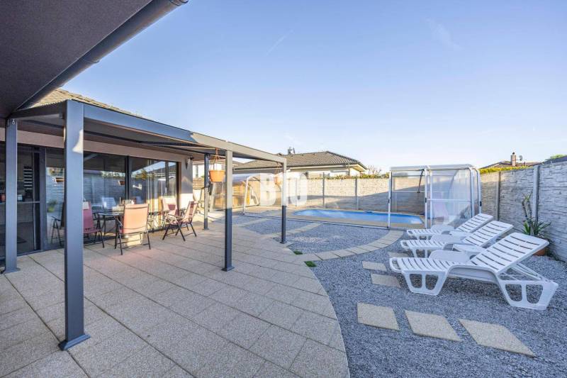 Családi ház Dunaszerdahelyen terasszal, pavilonnal és medencével.