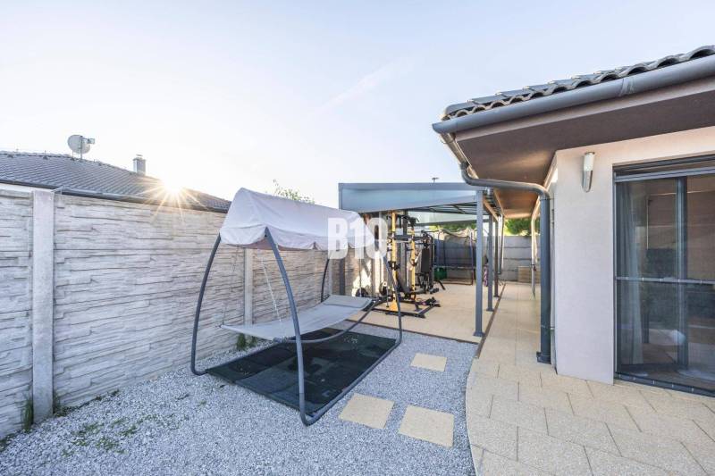 Családi ház Dunaszerdahelyen terasszal, szabadtéri edzőteremmel és hintával.