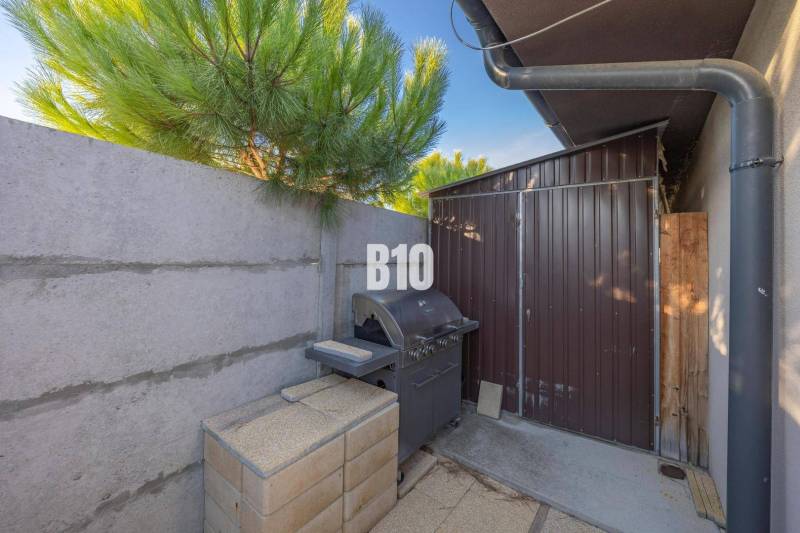 Kert grillel és fa pavilonnal a családi ház mellett, Most pri Bratislavában.