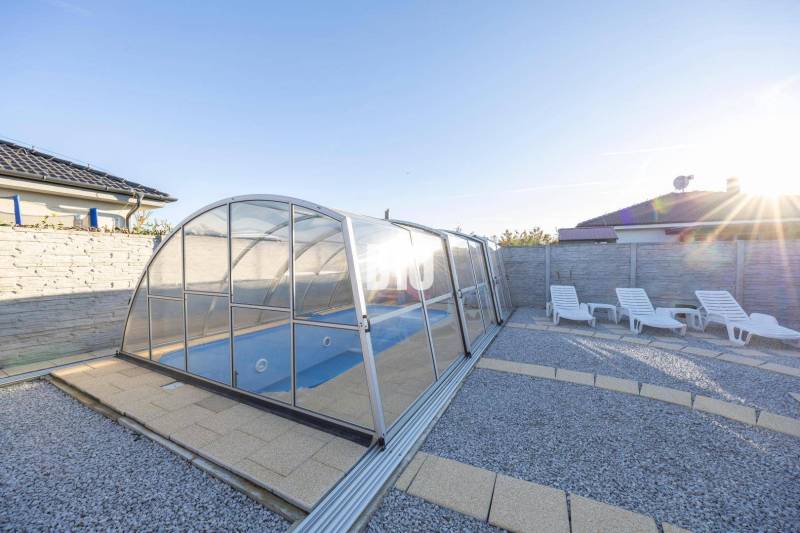 Családi ház kertje Medzibrodjéban medencével és napozóágyakkal.