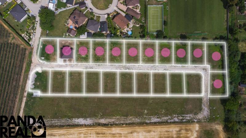 Légi felvétel a Horné Štitáre községben található lakóterületekről, tervezett parcellázással.